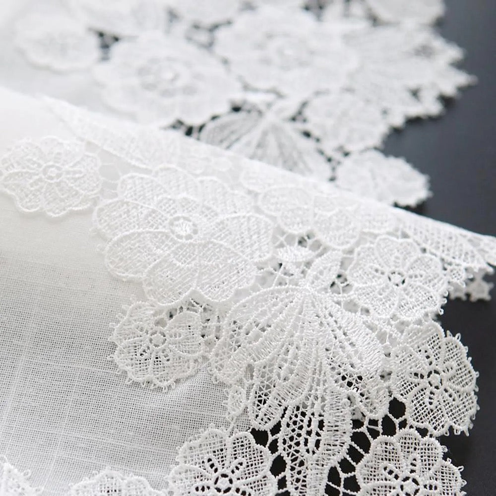 Linen Tablecloth with Lace Applique: Elegant Holiday Tablewear